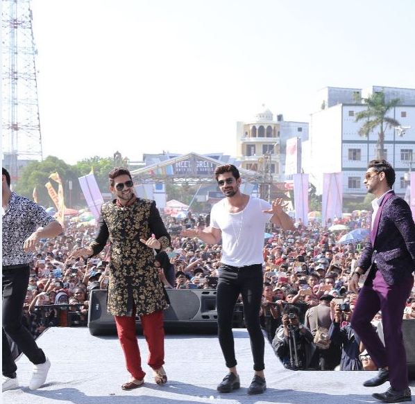 10 Gaya seleb India saat bertemu para fans Indonesia, ramah nggak ya?