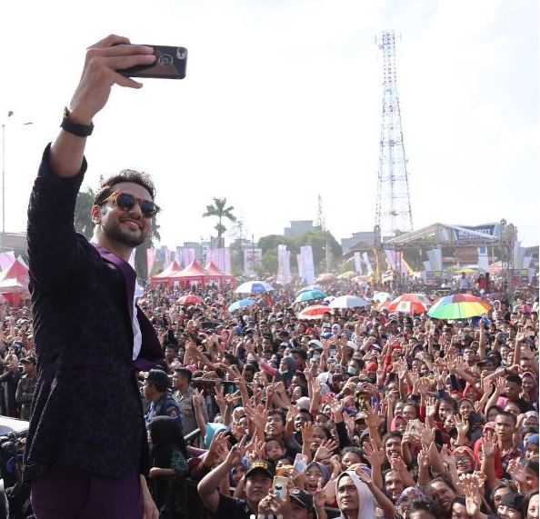 10 Gaya seleb India saat bertemu para fans Indonesia, ramah nggak ya?