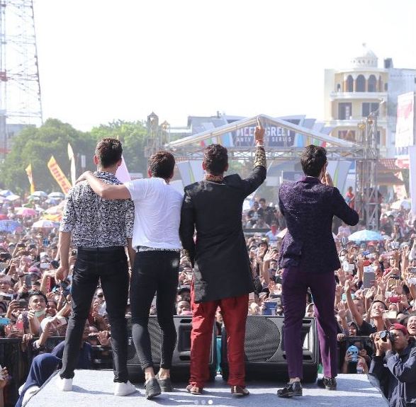 10 Gaya seleb India saat bertemu para fans Indonesia, ramah nggak ya?