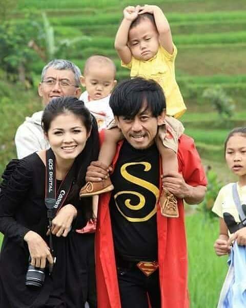 Usia beda 25 tahun, ini 9 foto kemesraan Epy Kusnandar & Karina Ranau