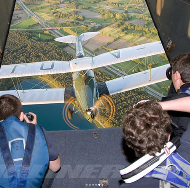 5 Foto ini 'jawaban' misteri cara memotret pesawat yang sedang terbang