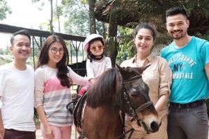 Ruben Onsu & Sarwendah belikan anaknya seekor kuda poni, ini alasannya