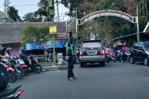 Aksi ojol bantu atur lalu lintas ini tuai pujian warganet