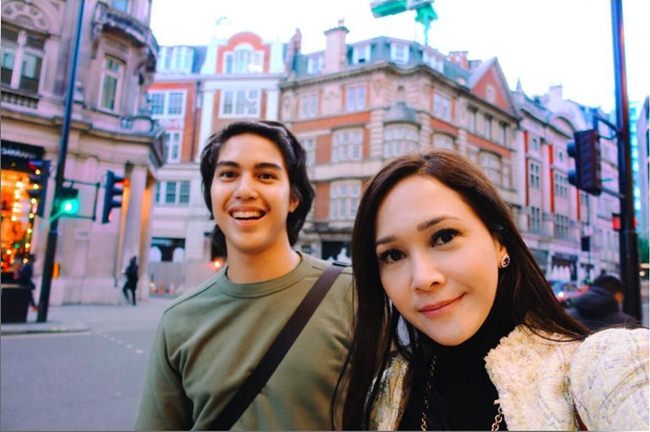 7 Foto Maia & El Rumi saat di London ini mirip orang pacaran, setuju?