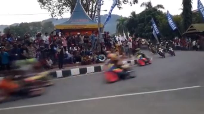 Insiden pembalap tabrak penonton, warganet berdebat siapa yang salah