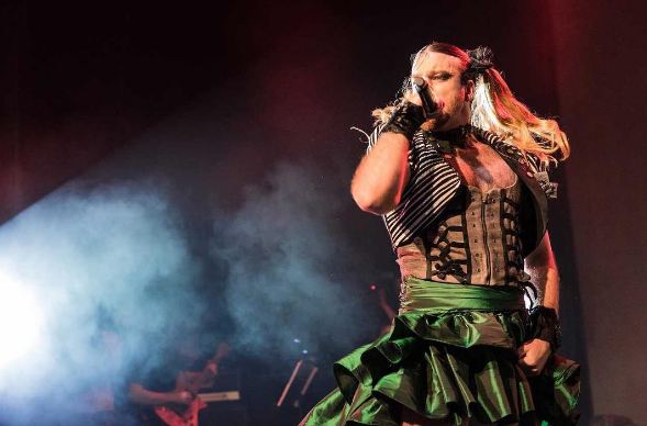 10 Gaya vokalis metal ini nggak biasa banget, mirip Sailor Moon