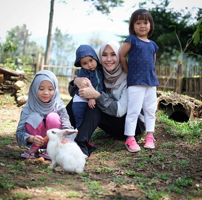 Ajak sang anak liburan ke puncak, pola asuh Zaskia Mecca tuai pujian