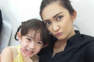 Jalani proses perceraian, begini pesan haru Nafa Urbach untuk putrinya