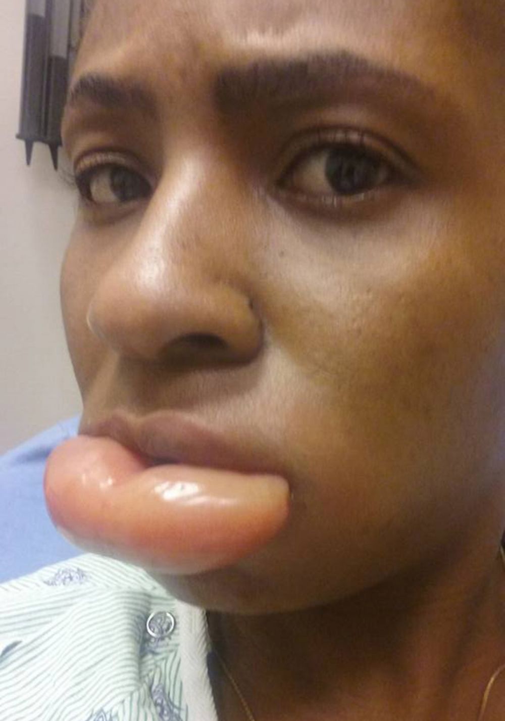 Bukannya cantik, kondisi gadis ini setelah pakai lipstik bikin melongo