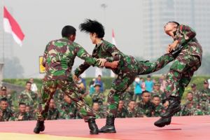 9 Aksi beladiri tentara wanita Indonesia, cowok playboy mundur teratur
