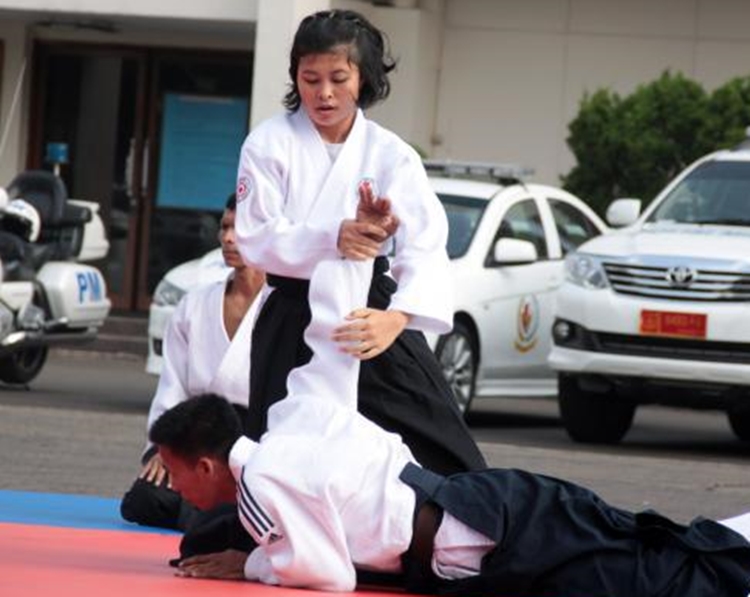 9 Aksi beladiri tentara wanita Indonesia, cowok playboy mundur teratur