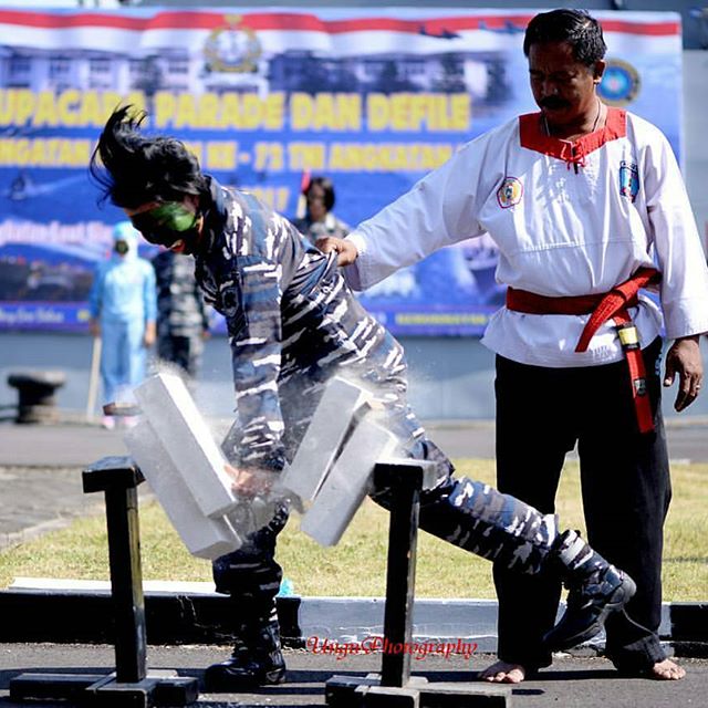 9 Aksi beladiri tentara wanita Indonesia, cowok playboy mundur teratur