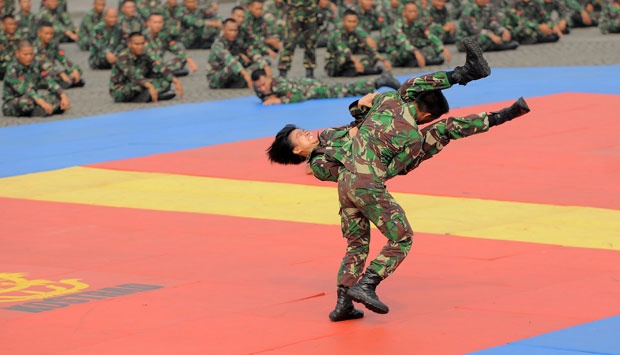 9 Aksi beladiri tentara wanita Indonesia, cowok playboy mundur teratur