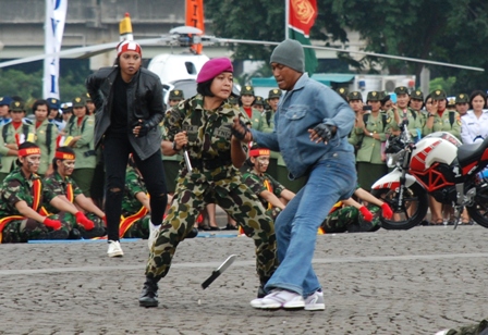 9 Aksi beladiri tentara wanita Indonesia, cowok playboy mundur teratur