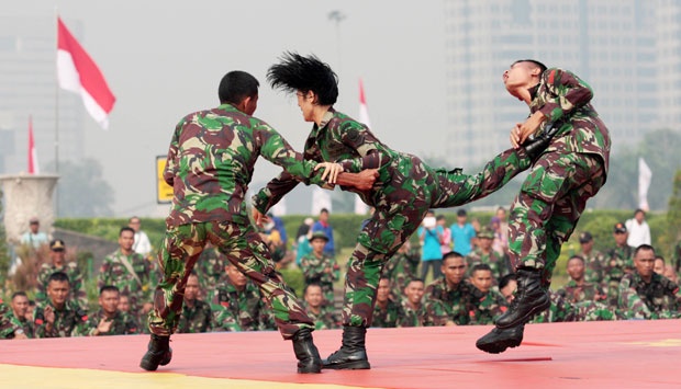 9 Aksi beladiri tentara wanita Indonesia, cowok playboy mundur teratur