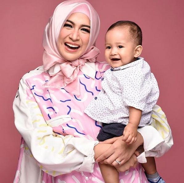 Berbadan dua, 5 seleb ini akui pernah lepas cincin pernikahan