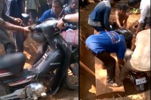 Pemakaman ini nggak biasa, sepeda motor dikubur bersama jenazahnya