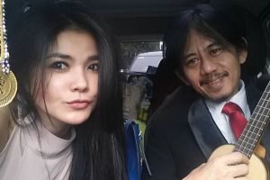 Meski terpaut 25 tahun, 3 pasangan seleb ini tetap terlihat serasi