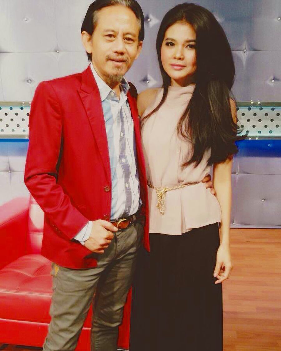 Meski terpaut 25 tahun, 3 pasangan seleb ini tetap terlihat serasi