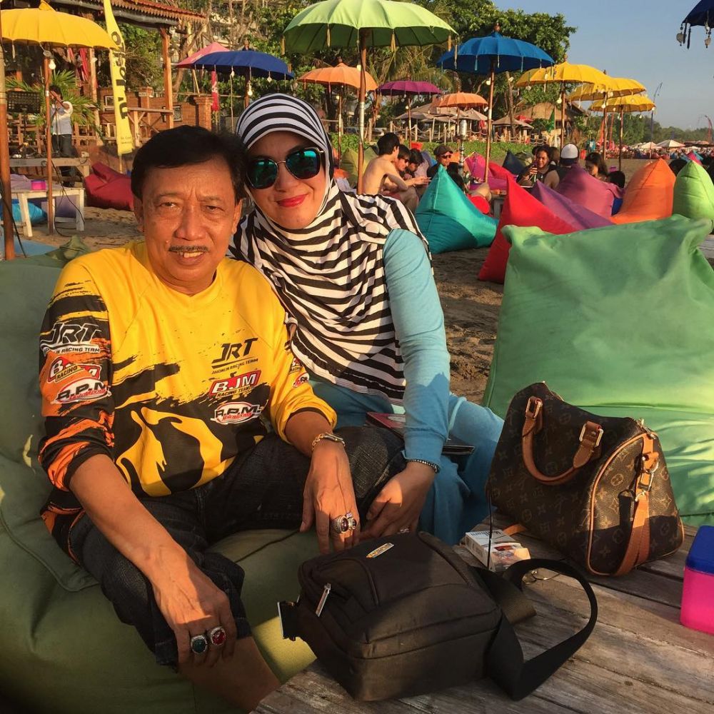 Meski terpaut 25 tahun, 3 pasangan seleb ini tetap terlihat serasi