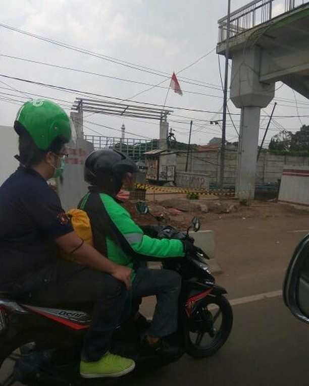 10 Kelakuan konyol penumpang saat dibonceng driver ojek online