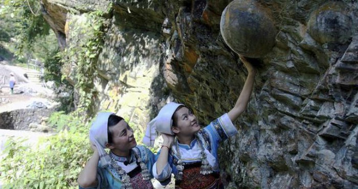 5 Penampakan 'tebing bertelur' di China, bisa sebesar bola basket