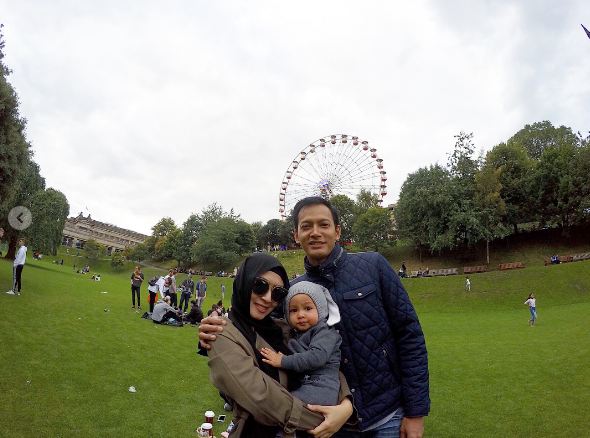 10 Momen keseruan keluarga kecil Fedi Nuril liburan ke luar negeri
