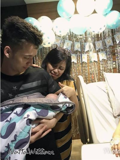 Baru saja jadi ayah, begini gaya Stefan William gendong buah hatinya