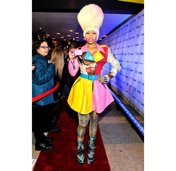 15 Outfit cetar Nicki Minaj, ada yang mirip es pelangi