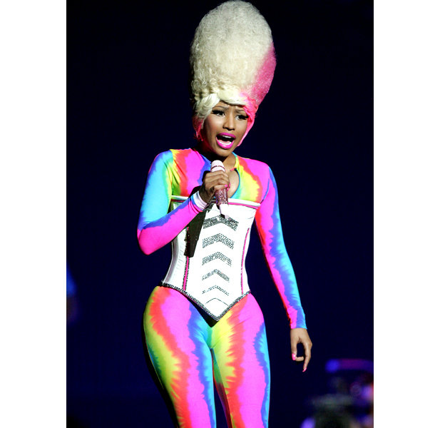 15 Outfit cetar Nicki Minaj, ada yang mirip es pelangi