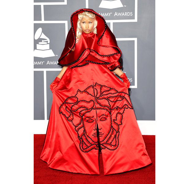 15 Outfit cetar Nicki Minaj, ada yang mirip es pelangi