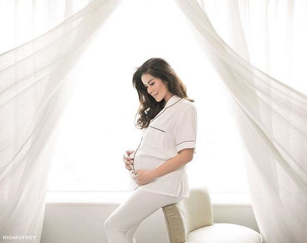 15 Gaya Olla Ramlan saat pemotretan kehamilan, sederhana tapi bermakna