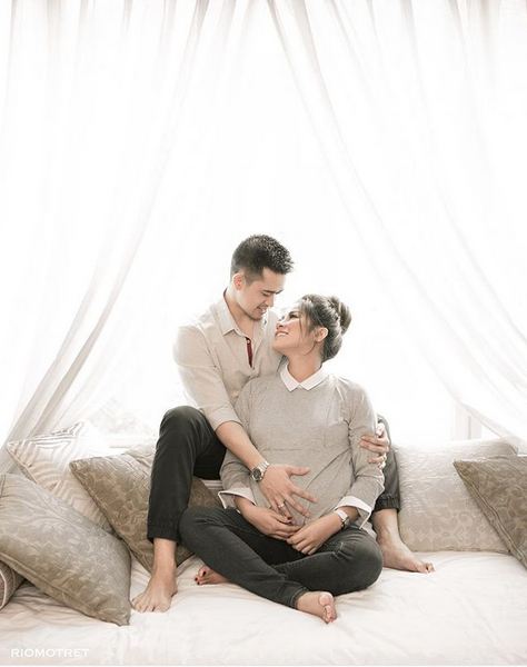 15 Gaya Olla Ramlan saat pemotretan kehamilan, sederhana tapi bermakna