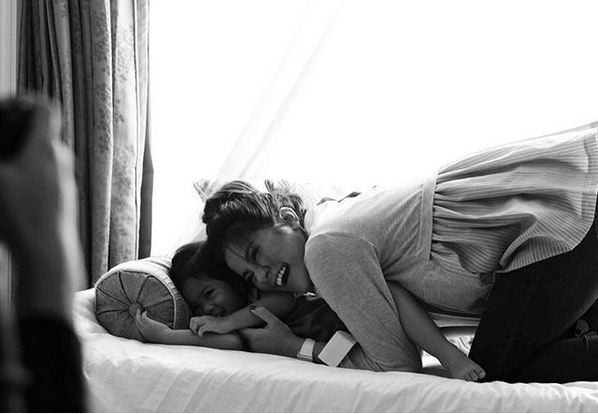 15 Gaya Olla Ramlan saat pemotretan kehamilan, sederhana tapi bermakna