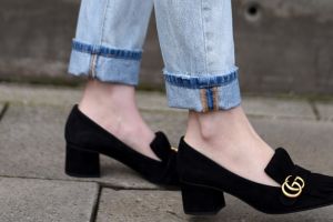 Padu padan 7 model sepatu & celana jeans ini bikin tampilan makin chic