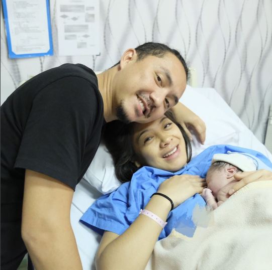 Penuh cinta, momen 8 seleb temani istri melahirkan ini bikin haru