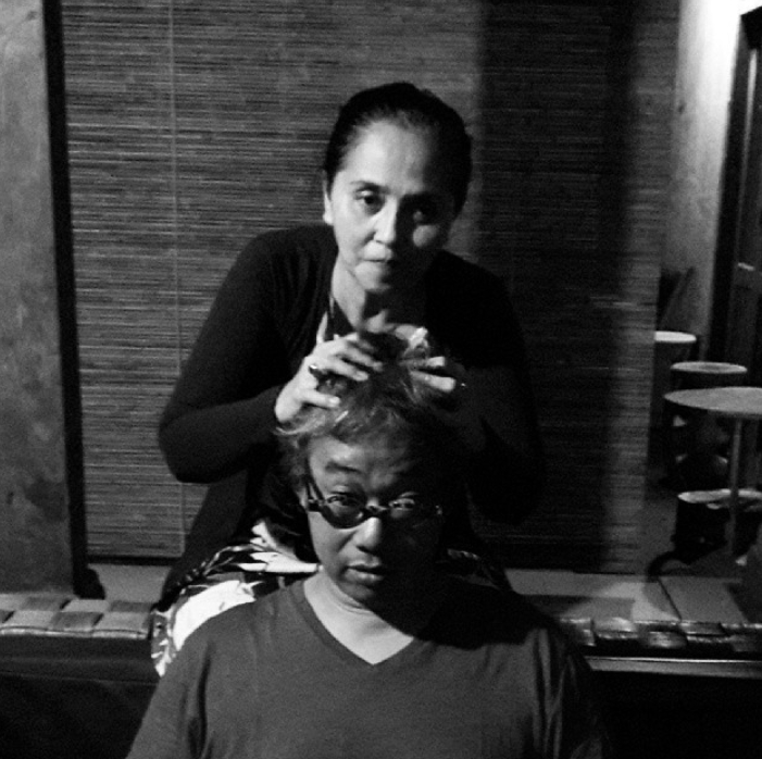 Sudah kakek-kakek, 6 seleb ini masih suka pamer kemesraan bareng istri