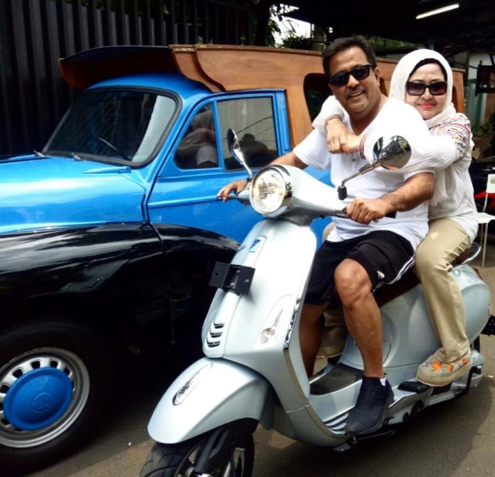 Sudah kakek-kakek, 6 seleb ini masih suka pamer kemesraan bareng istri