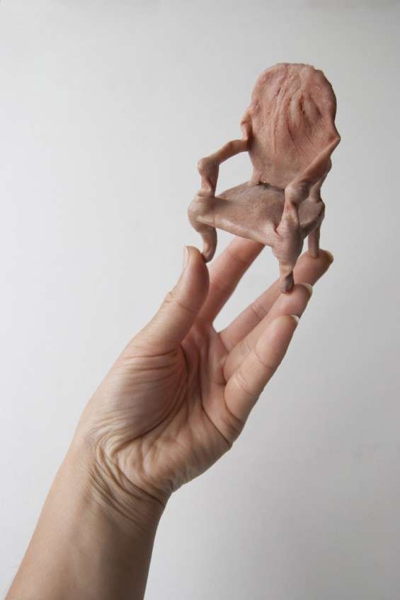 10 Karya seni furnitur mini ini tampak dibuat dari kulit manusia