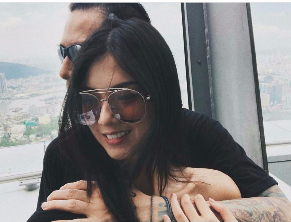 6 Potret mesra Chef Juna & Atries liburan di Makau-Bali, pelukan terus