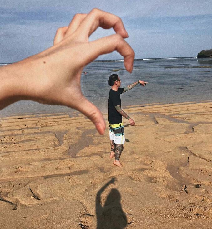 6 Potret mesra Chef Juna & Atries liburan di Makau-Bali, pelukan terus