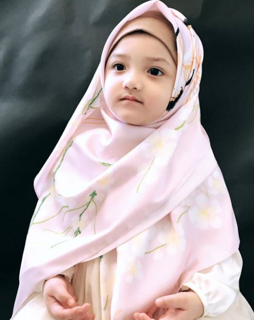 5 Anak seleb ini dipakaikan hijab walau masih balita, dulang pujian 