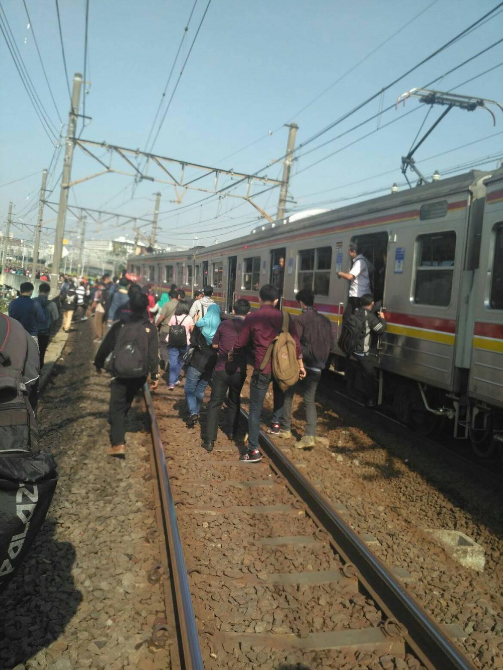 Aksi petugas bantu penumpang kereta yang telantar ini tuai pujian