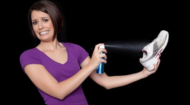 6 Cara ampuh basmi jamur di sepatu, bikin terbebas dari bau tak sedap