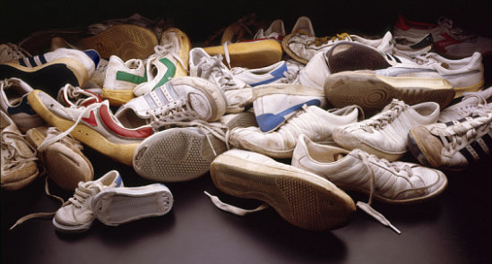 6 Cara ampuh basmi jamur di sepatu, bikin terbebas dari bau tak sedap