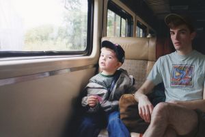 Pria ini edit 10 foto masa kecil dengan sosok dirinya kini, keren abis