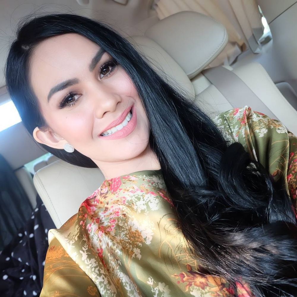 Cantik & elegan, 10 seleb ini pilih panjangkan rambut hitamnya