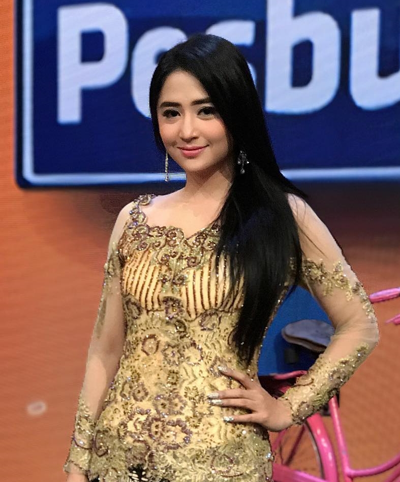 Cantik & elegan, 10 seleb ini pilih panjangkan rambut hitamnya