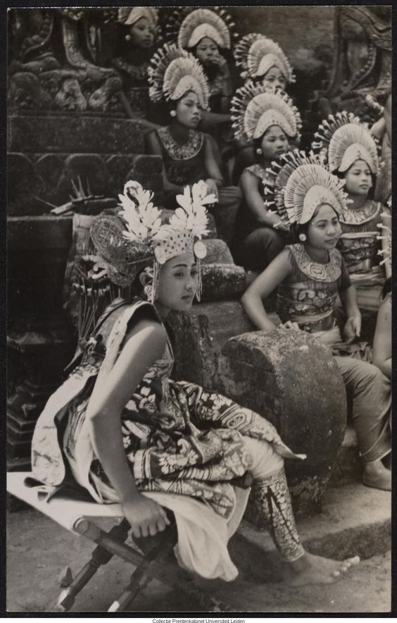15 Foto langka dan jadul penari Bali era 1900-1930, cantiknya alami