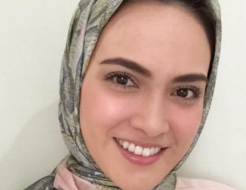 Demi tuntutan peran, 6 selebriti nonmuslim ini tampil kenakan hijab